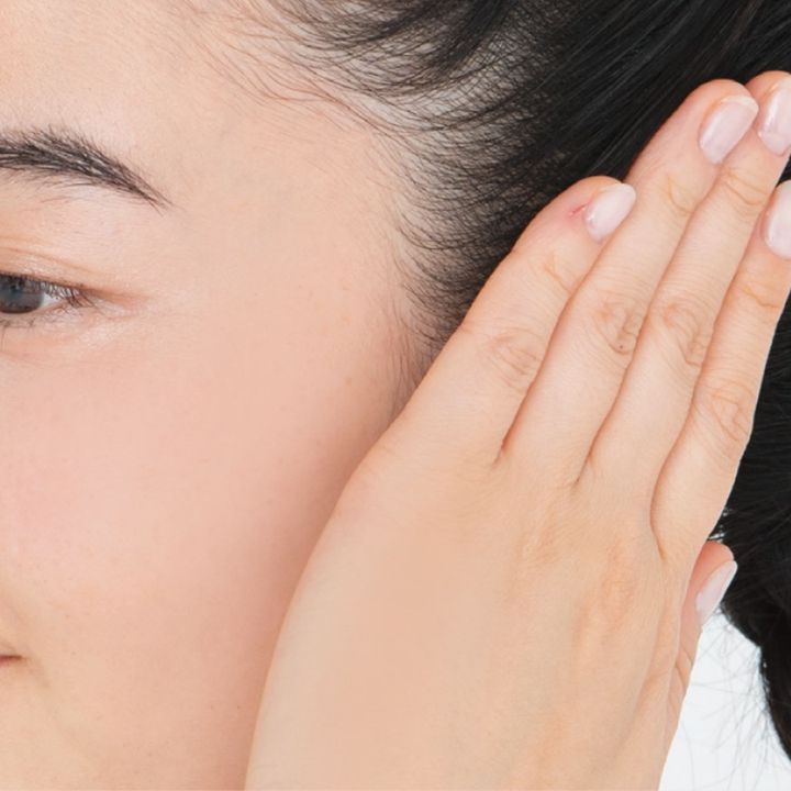 耳を手でおおう。