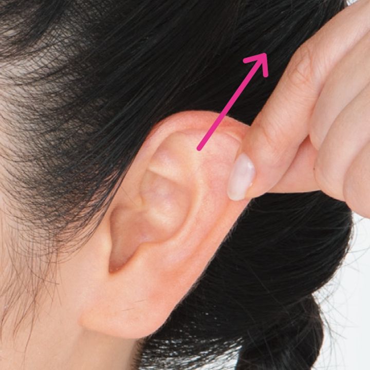 2、少し横へ位置をずらしてつまみ、斜め上に10秒間引っ張る