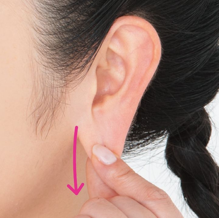5、耳たぶの下部をつまみ、下へ10秒間引っ張る。