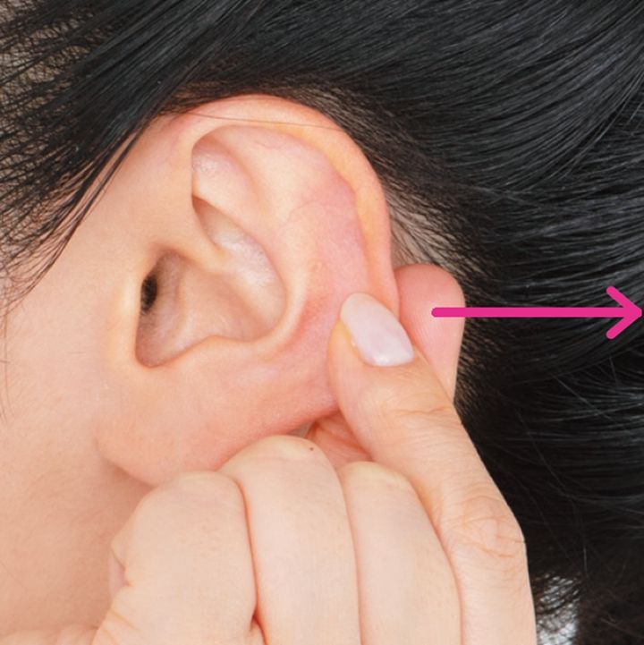 3、耳のふちの真ん中をつまみ、横に10秒間引っ張る。