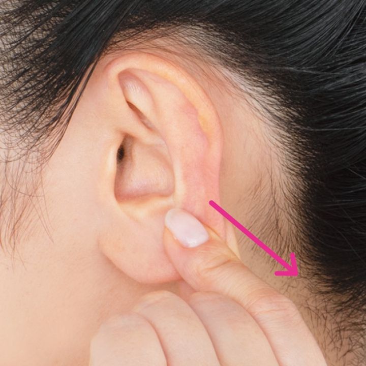 4、少し下へ位置をずらして耳たぶのふちをつまみ、斜め下に10秒間引っ張る。