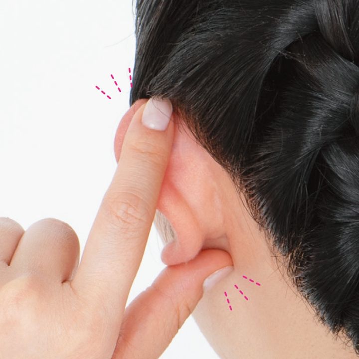 1、耳の裏側から、上部に人さし指、耳たぶの下に親指を添える。