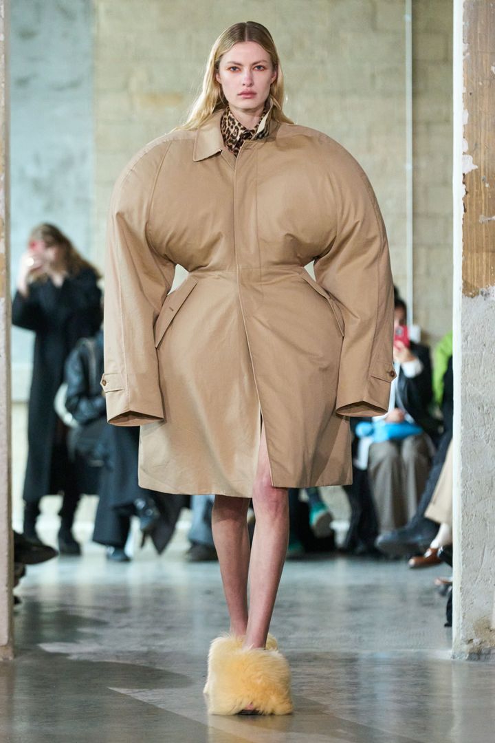 デュラン ランティンク 2023-24年秋冬コレクションより。