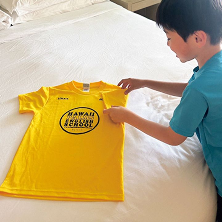 サマキャンのTシャツを見る男の子