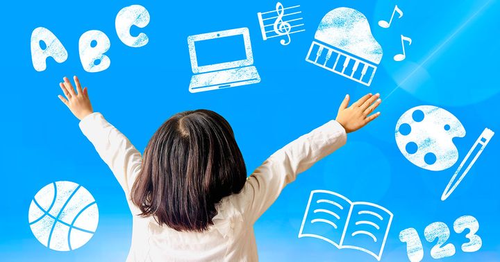 アルファベットやパソコンやピアノが描かれている背景に向かって子どもが手を広げている