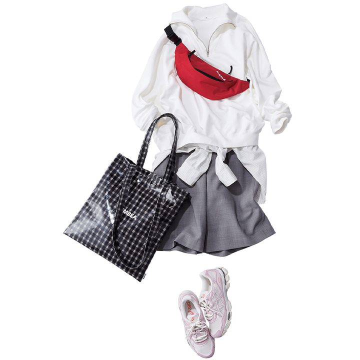 白のハーフジップスウェットとグレーのハーフパンツにストライプシャツを腰巻きして赤のウエストポーチやチェック柄のトートバッグと白にピンクラインのスニーカーを合わせた休日コーデ