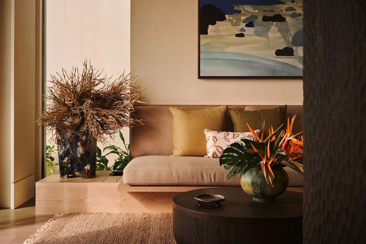 室内は柔らかなアースカラーで統一。窓の外に広がる海と空の青、周囲の緑を際立たせる。