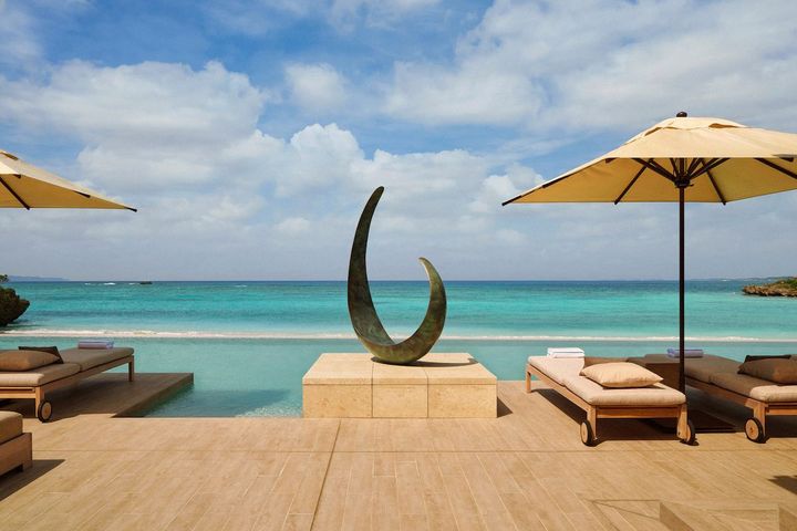 「宮古ブルー」と表現されるが、浅瀬はむしろエメラルドグリーン。沖に行くにつれて濃いブルーに変わっていく。