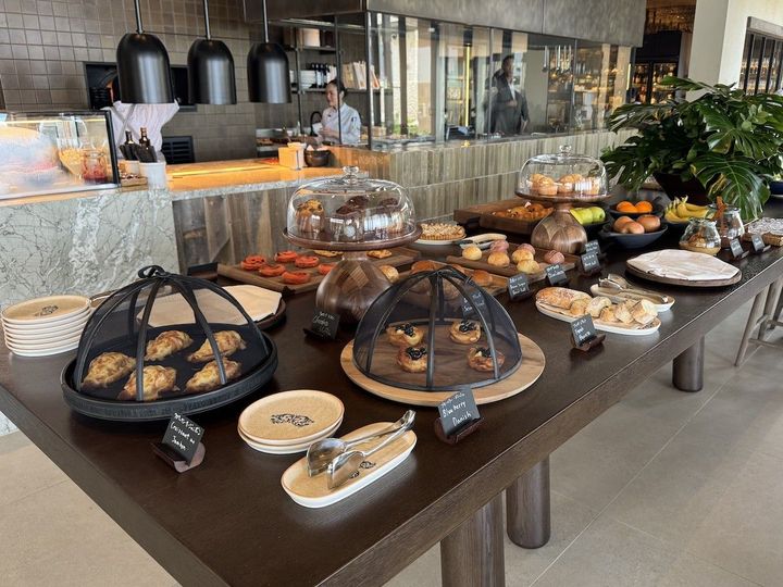 朝食は、ヴィーガンやグルテンフリーにも対応したビュッフェのほか、アメリカンブレックファーストや和朝食などもオーダーできる。