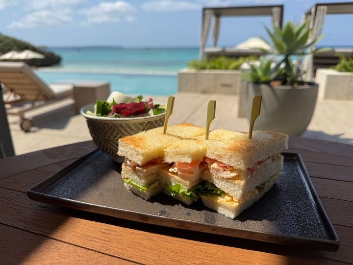 ランチは、プールサイドバー「ユクウ（YUKUU）」でクラブハウスサンドを注文。食べやすいサイズにカットされているのがうれしい。