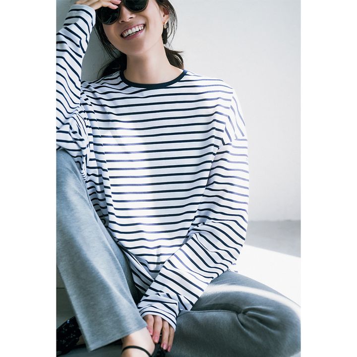 体が泳ぐメンズライクなビッグTが女っぽさを後押し