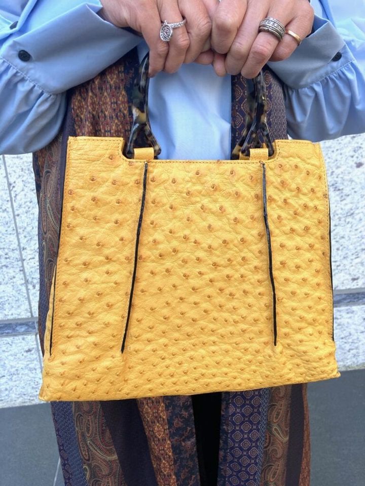 イエローのバッグ