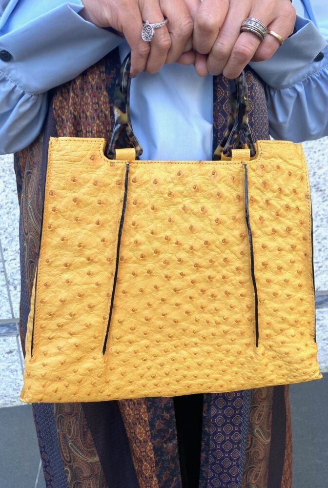 イエローのバッグ