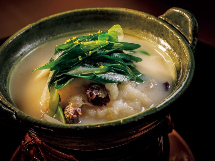 広尾『日本料理 佐々』の「ツキノワグマと九条ネギの小鍋」