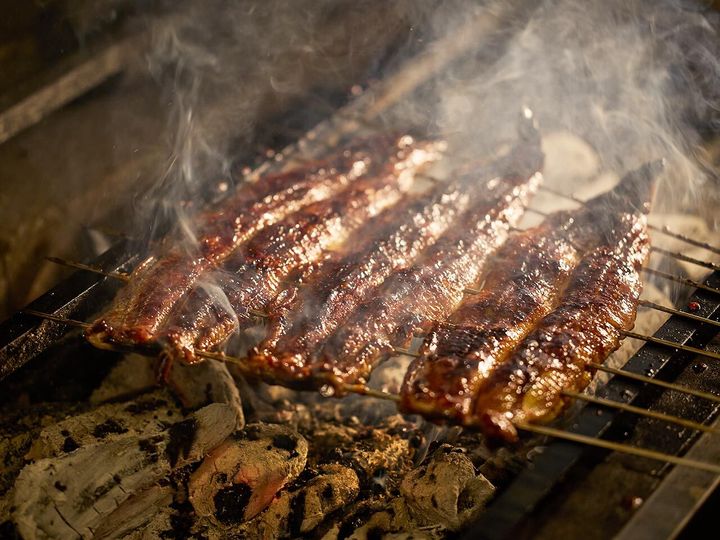 東銀座『銀座うなぎノ宮宇』のうなぎを焼いている様子