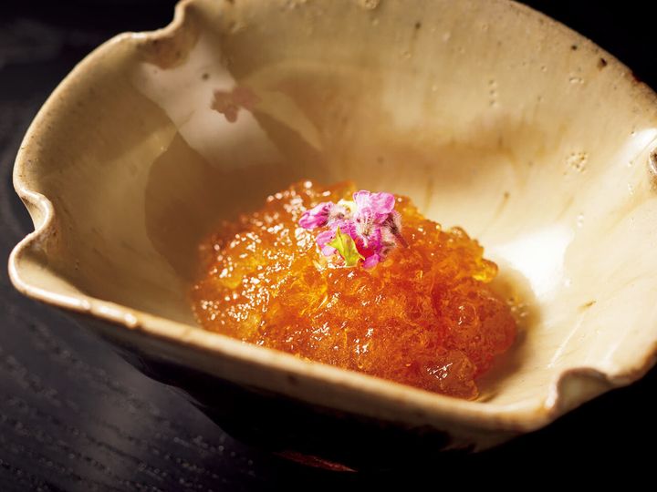 銀座『百薬 by 徳山鮓』の「熟鮓」に、佐藤さんは熊のコンソメジュレと希少なニホンミツバチのはちみつ、レモンコンフィなどを合わせた一品