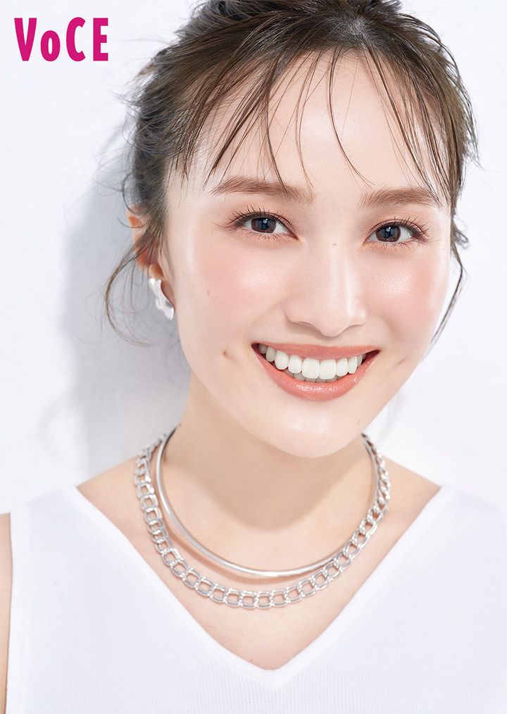 ももいろクローバーZ・百田夏菜子さんが「夏新色BOOK」の表紙に登場。とびきりの笑顔で、一足先にナツ気分！