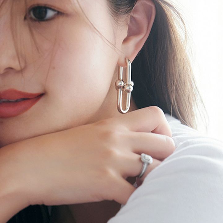 私物のティファニーハードウェアのピアスをつけた咲和希さん