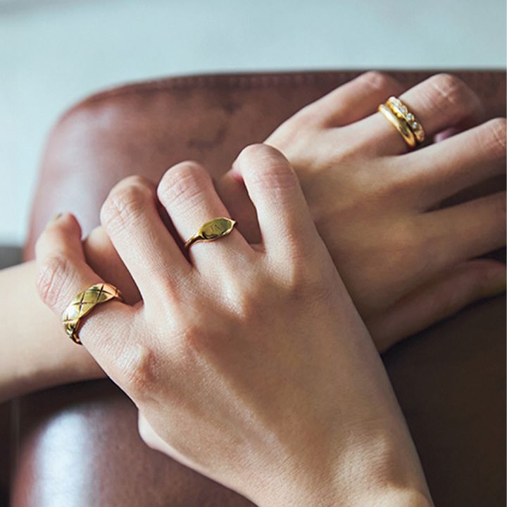 近藤千尋さんの私物でシャネルのココクラッシュのリングやカルティエのマリッジリング、娘さんたちのイニシャル入りリング