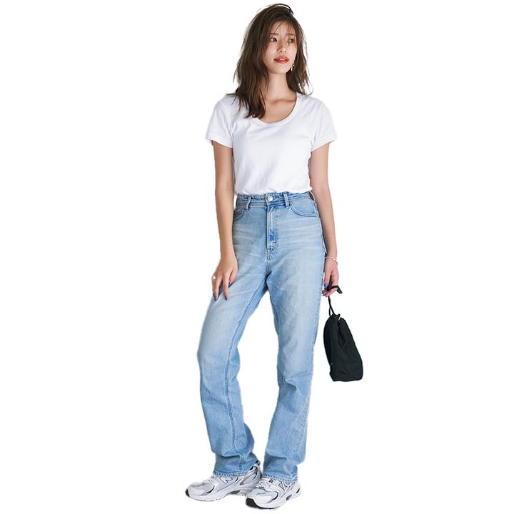 白Tシャツにデニムを合わせたカジュアルコーデの咲和希さん