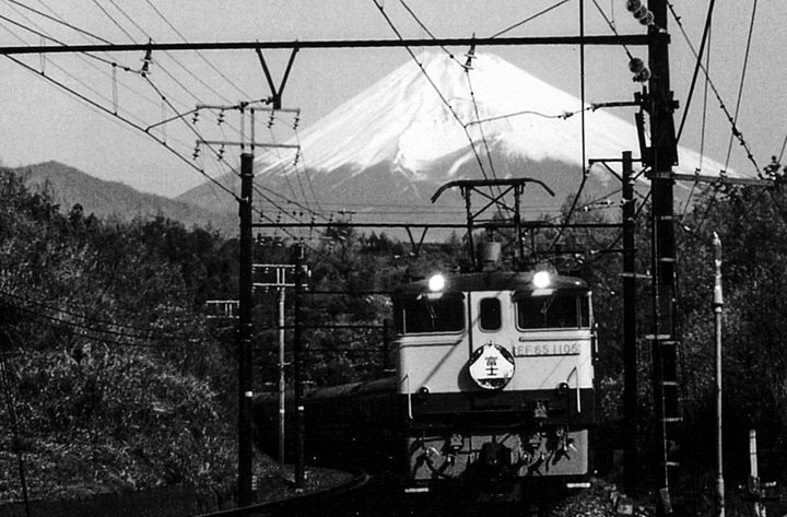 西鹿児島（現・鹿児島中央）発東京行きの寝台特急「富士」＝1979年4月23日、東海道本線の三島―函南間、著者撮影