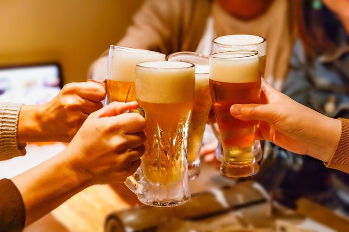 ビールで乾杯をする人たち