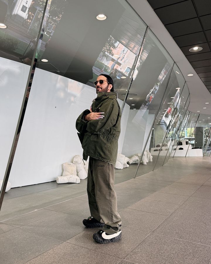 大好きなブランドの一つである、 コム デ ギャルソンでのショッピングを堪能。Photography by NICK NEWBOLD