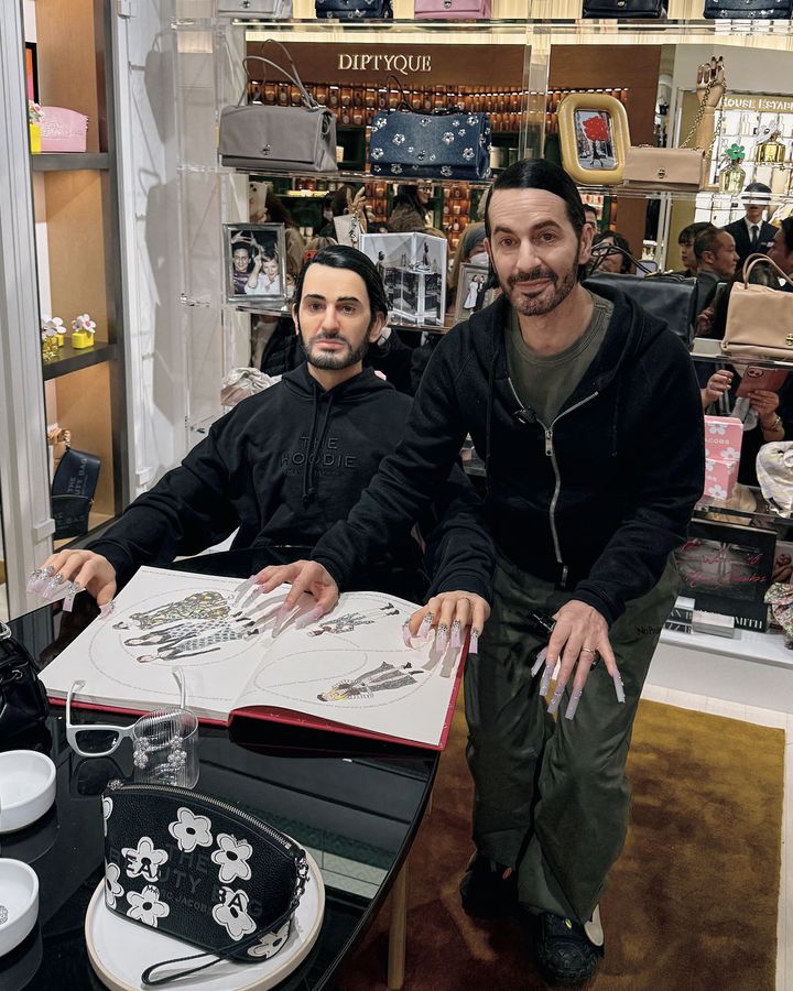 伊勢丹新宿店で開催されたポップアップショップ「THE HOUSE OF MARC JACOBS」にサプライズ登場。Photography by NICK NEWBOLD