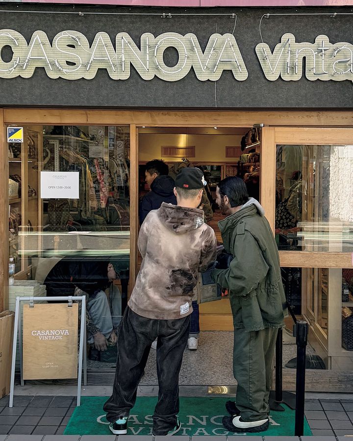 東京・表参道の「カサノバ ヴィンテージ」では、ルイ・ヴィトン時代に手がけたアイテムが多数置かれていたことに感動。陳列されているアイテムの保存状態の良さにも驚いたという。Photography by NICK NEWBOLD