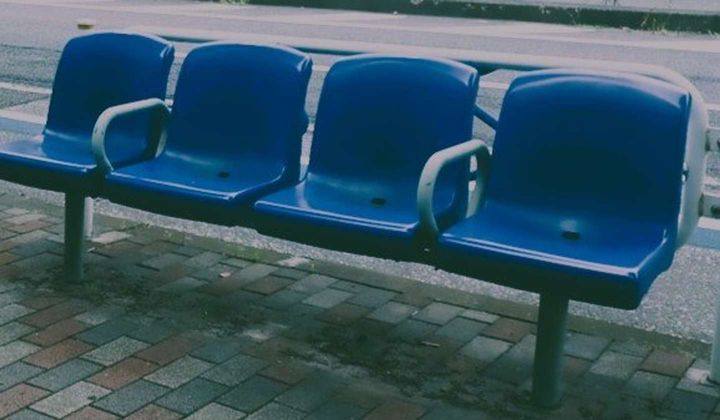 北海道のバス停にて（画像はイメージ）