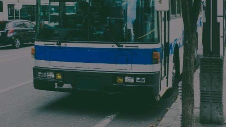 バス停ではバスが待っていてくれて...（画像はイメージ）