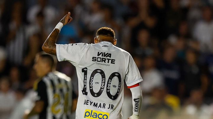 大怪我から復帰した世界的スター選手、「100試合出場記念」の試合で再び負傷…元Jリーガー監督も心配