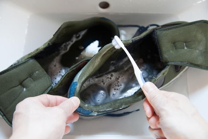 スニーカーを洗う様子