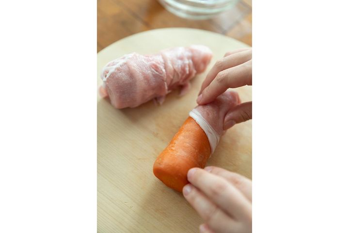 豚肉を巻く