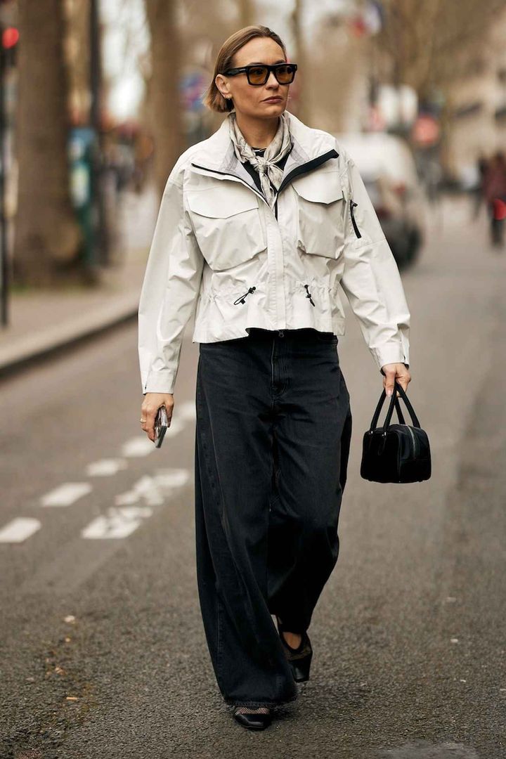 画像: 意外性のあるスカーフが好作用