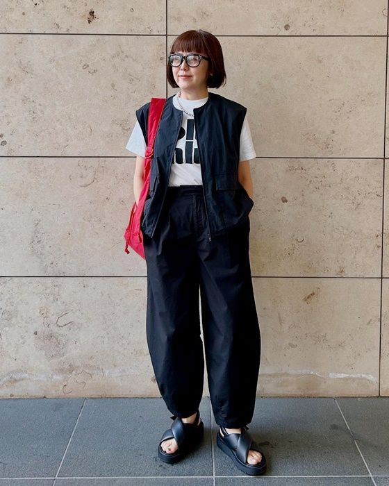 UNIQLO：Cのブラックの「フルジップベスト」×コットンバルーンパンツ