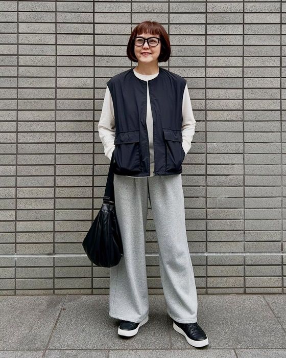 UNIQLO：Cのブラックの「フルジップベスト」×スウェットワイドパンツ