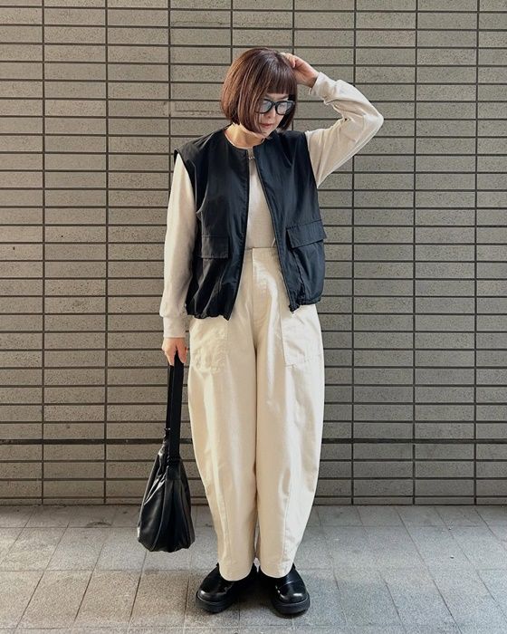 UNIQLO：Cのブラックの「フルジップベスト」×ワイドバルーンパンツ