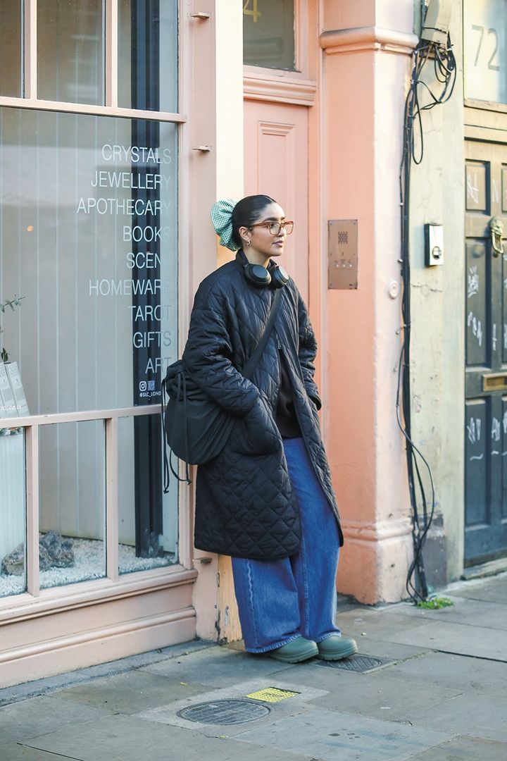 2025年はビッグサイズのシュシュが流行る？ シンプルコーデのアクセントになるヘアアクセ