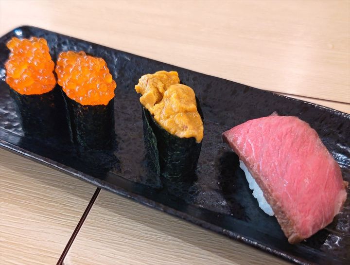 「いくらとうにと肉」フェアのイメージビジュアル