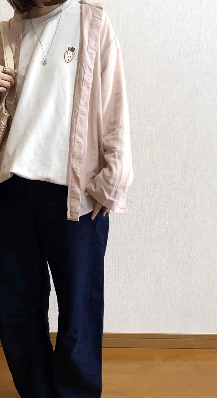 画像: 薄デニムとピンクシャツ