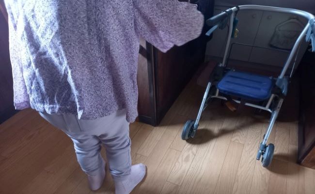 足にまひがある高齢の方のイメージ