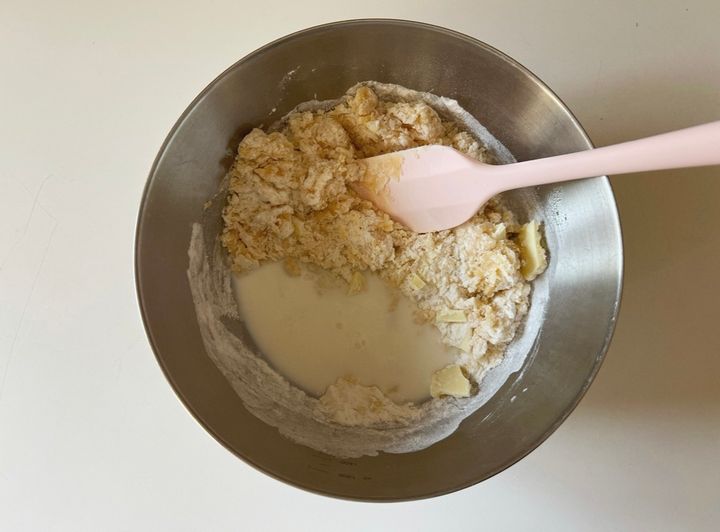 【米粉の簡単レシピ】コンビニで買える冷凍マンゴーが大活躍！ホワイトチョコの米粉ケーキ【渡辺友美子のコーヒーに合うお菓子のレシピ vol.73 〜レシピで旅するヨーロッパ〜】