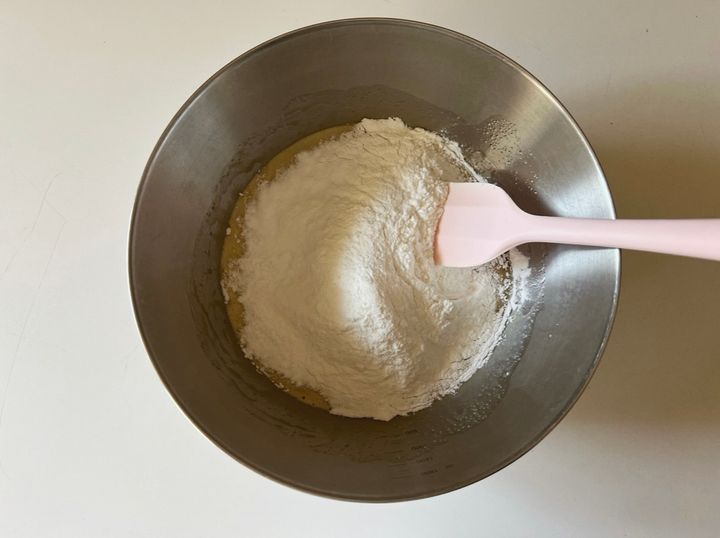 【米粉の簡単レシピ】コンビニで買える冷凍マンゴーが大活躍！ホワイトチョコの米粉ケーキ【渡辺友美子のコーヒーに合うお菓子のレシピ vol.73 〜レシピで旅するヨーロッパ〜】