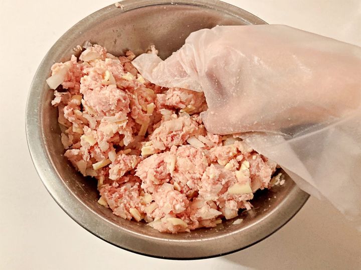 タネを揉みこむ