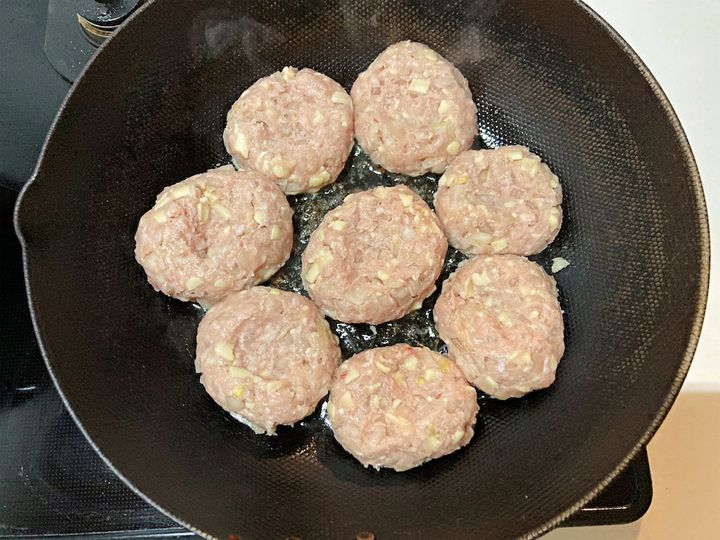 フライパンでタネを焼いていく