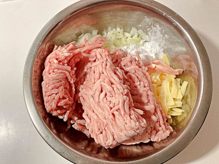 材料をすべてボウルに入れる