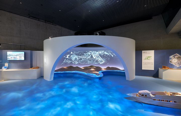 海に浮かぶ「37年目の直島」展示風景