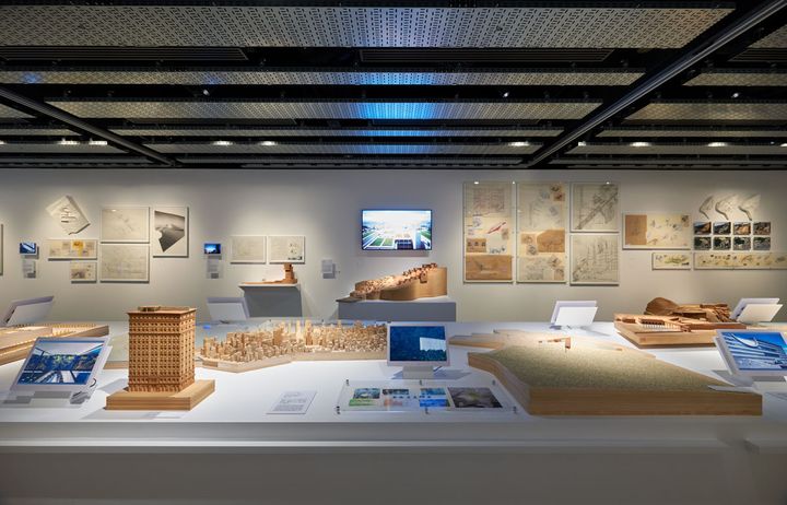 「挑戦の軌跡」の展示風景。