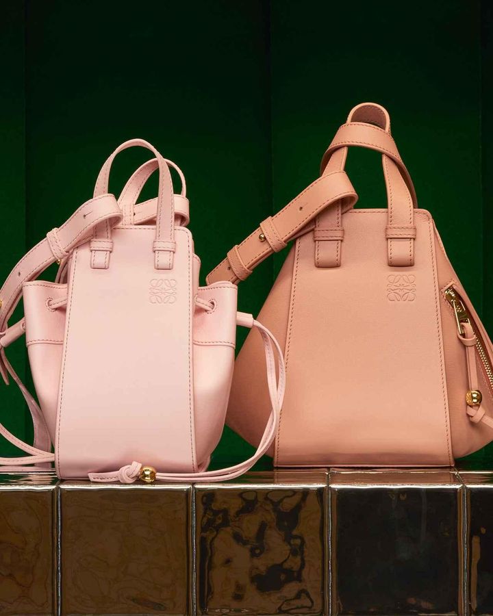 画像: 左「ハンモック ミニ」￥320,100、右「ハンモック コンパクト」￥421,300 出典：「ロエベ クラフテッド・ワールド展 クラフトが紡ぐ世界」